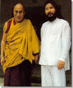 Asahara con Su Santidad, el decimocuarto Dalai Lama